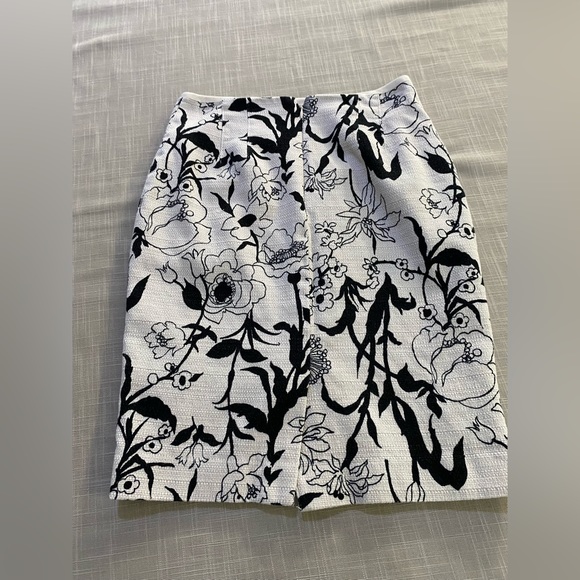 Ann Taylor skirt in cream and black. Women’s size 4 - Picture 6 of 13